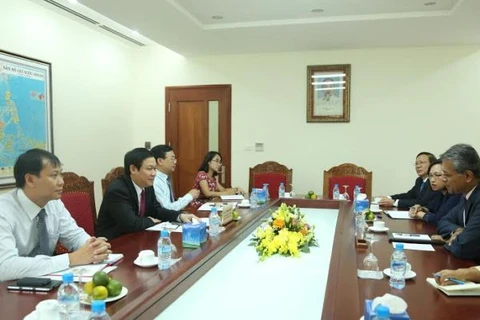 Trưởng Ban Kinh tế Trung ương Vương Đình Huệ làm việc với ông Sanjay Kalra, Trưởng Đại diện thường trú của IMF, ngày 27/7. (Ảnh: Thanh Liêm)