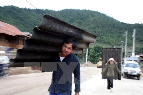 Tấm lợp amiang được người tiêu dùng có thu nhập thấp ưa chuộng sử dụng, đặc biệt là ở khu vực miền núi. (Ảnh: TTXVN)