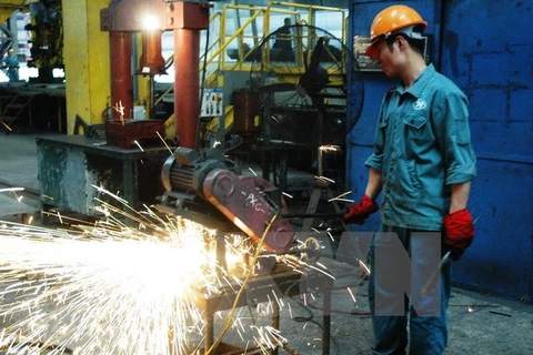 Kiểm tra chất lượng thép ra lò tại nhà máy cán thép của Công ty Cổ phần Gang thép Thái Nguyên. (Ảnh: Hoàng Nguyên/TTXVN)