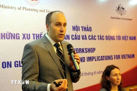 Tiến sỹ Stefan Hajkowicz trình bày tại Hội thảo “Xu thế toàn cầu và các tác động tới Việt Nam,” ngày 18/8. (Ảnh: TTXVN)