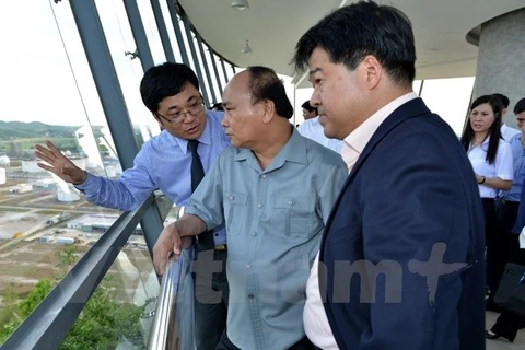 Thủ tướng Nguyễn Xuân Phúc đi thăm Nhà máy Lọc dầu Dung Quất. (Ảnh: BRS)