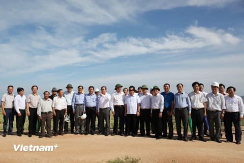 Trưởng Ban Kinh tế Trung ương và đoàn công tác khảo sát địa điểm dự kiến triển khai xây dựng dự án điện năng lượng mặt trời tại huyện Hàm Thuận Nam, tỉnh Ninh Thuận. (Ảnh: Ban Kinh tế Trung ương)