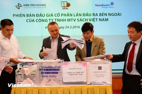 Phiên IPO của Công ty Sách Việt Nam có số lượng đăng ký mua gần gấp đôi số cổ phần chào bán, ngày 24/3/2016. (Ảnh: HNX)