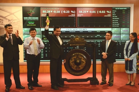 Công ty Cao su Tân Biên đánh cồng khai trương giao dịch cổ phiếu RTB tại sàn UpCoM. (Ảnh: HNX)