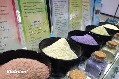 Muối nhuộm màu tự nhiên từ thảo dược của Veunkham Salt. (Ảnh: PV/Vietnam+)