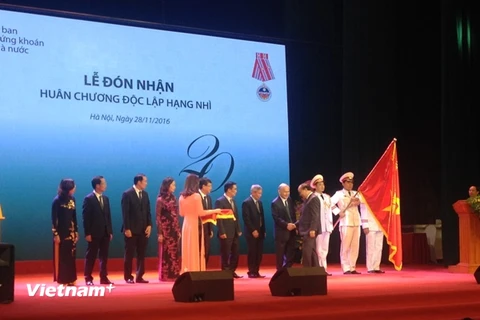 Ủy ban Chứng khoán Nhà nước đón nhận Huân chương Độc lập hạng Nhì. (Ảnh: TTXVN)