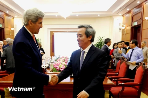 Trưởng ban Kinh tế Trung ương tiếp cựu Ngoại trưởng Hoa Kỳ John Kerry, ngày 20/6. (Ảnh: Ban KTTW)