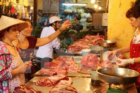 Giá thịt lợn tiếp tục giảm ​do nguồn cung dồi dào. (Nguồn: TTXVN)