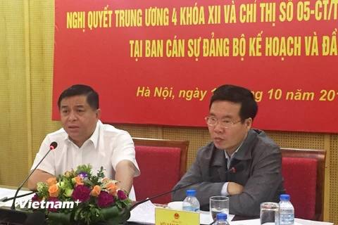 Đồng chí Võ Văn Thưởng, Trưởng Ban Tuyên giáo Trung ương, làm việc với Ban cán sự Đảng Bộ Kế hoạch và Đầu tư, ngày 18/10. (Ảnh: PV/Vietnam+)