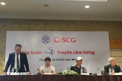 Hai chị em golf thủ người Thái, Ariya Jutanugarn (May) và Moriya Jutanugarn (Mo) đến Việt Nam tập huấn các tay golf trẻ tài năng. (Ảnh: PV/Vietnam+)