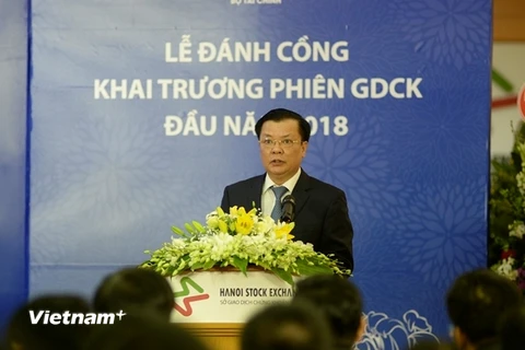 Bộ trưởng Bộ Tài chính Tiến Dũng phát biểu tại Lễ cồng đầu năm 2018. (Ảnh: HNX)