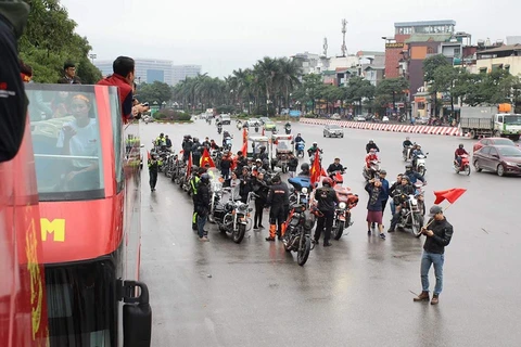 Một đoàn xe phân khối lớn tập trung trước cổng Liên đoàn bóng đá Việt Nam (Ảnh: Minh Sơn/Vietnam+)