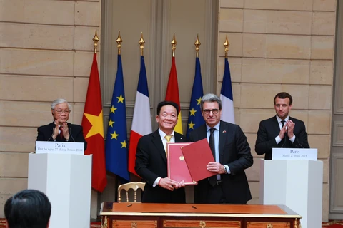 Tập đoàn T&T và Tập đoàn Bouygues - Pháp ký kết biên bản ghi nhớ hợp tác về Dự án Đường sắt đô thị số 3 dưới sự chứng kiến của Tổng Bí thư Nguyễn Phú Trọng và Tổng thống Cộng hòa Pháp Emmanuel Macron. (Ảnh: BTC)