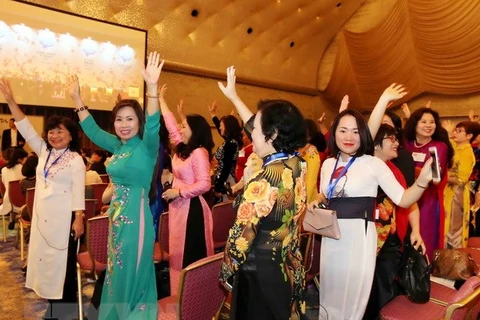 Các đại biểu doanh nhân nữ Việt Nam tham dự Hội nghị phụ nữ thượng đỉnh toàn cầu 2017 tại thủ đô Tokyo. (Ảnh: Quang Hải/TTXVN)
