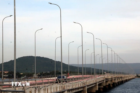 Huyện đảo Phú Quốc huy động đầu tư kết cấu hạ tầng giao thông, lưới điện, hệ thống cấp thoát nước, khu tái định cư, sân bay, cảng biển, vệ sinh môi trường, cảnh quan đô thị. (Ảnh: Lê Huy Hải – TTXVN)