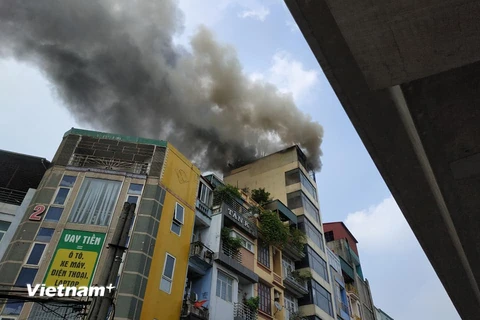 Đám khói ngút cao bốc lên từ tòa nhà. (Ảnh: Minh Sơn/Vietnam+)