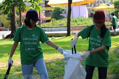 Tình nguyện viên tham gia nhặt rác thải trên địa bàn Thành phố Hồ Chí Minh. (Ảnh Xuân Dự/TTXVN)