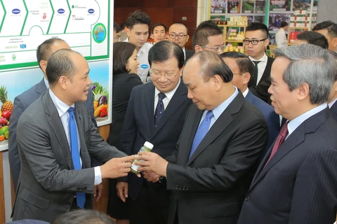 Thủ tướng Nguyễn Xuân Phúc tham quan gian hàng giới thiệu Chuỗi giá trị ngành rau củ quả của Viện Kinh tế nông nghiệp Hữu cơ. (Ảnh: PV/vietnam+)
