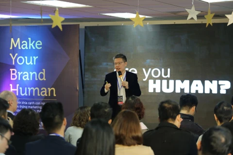 Ông Lê Quốc Vinh, Chủ tịch Công ty Le Bros diễn thuyết tại hội thảo “Make Your Brand Human – Xây dựng thương hiệu nhân văn." (Ảnh: BTC)