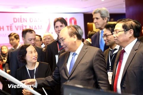 Thủ tướng Nguyễn Xuân Phúc tham Triển lãm “Công nghệ năng lượng mới” tại Diễn đàn Kinh tế Việt Nam năm 2019. (Ảnh: Vietnam+)