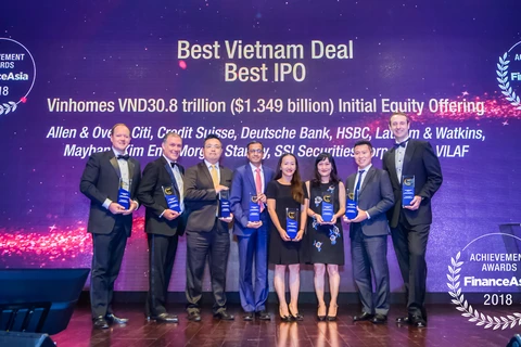 Ông Michael Lynch đại diện SSI (thứ 2 từ trái sang) cùng đại diện các công ty tư vấn thực hiện thương vụ VHM tại lễ trao giải của Finance Asia Achievement Awards (Ảnh: SSI/Vietnam+)