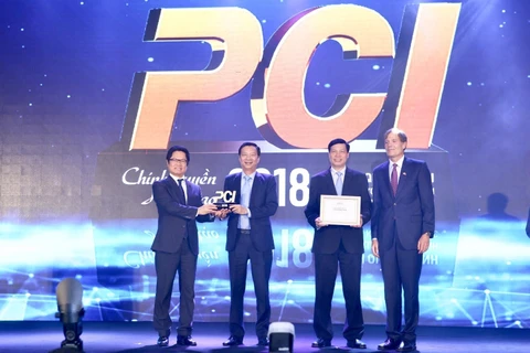 Ban tổ chức trao kỷ niệm chương cho tỉnh Quảng Ninh quán quân PCI năm 2018. (Ảnh: Minh Quyết /TTXVN)
