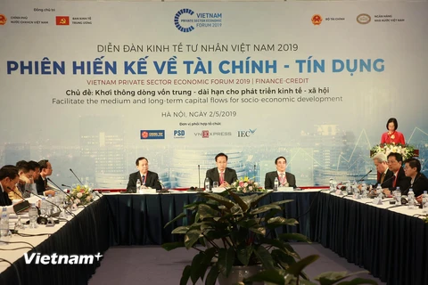 Hội thảo “Khơi thông dòng vốn trung - dài hạn cho phát triển kinh tế - xã hội,” ngày 2/5. (Ảnh: BKT/Vietnam+)
