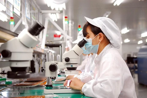 Dây chuyền sản xuất linh kiện điện tử tại Công ty Synopex Việt Nam, tại Khu công nghiệp Quang Minh, Hà Nội. 