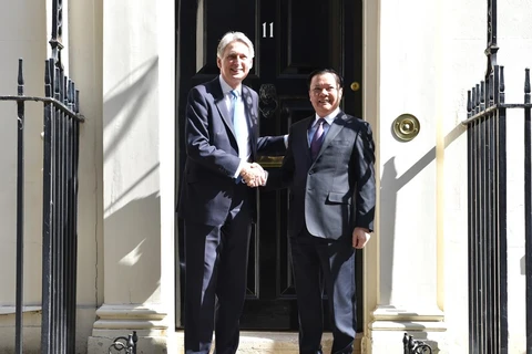Bộ trưởng Đinh Tiến Dũng hội đàm với Ngài Philip Hammond, Bộ trưởng Bộ Ngân khố Vương Quốc Anh trong khuôn khổ Hội nghị Xúc tiến đầu tư tài chính tại Anh Quốc. 