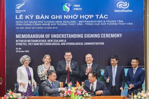 Trung tâm Ứng dụng Công nghệ Khí tượng thủy văn Việt Nam và Cơ quan Khí tượng thuỷ văn New Zealand ký Biên bản ghi nhớ thỏa thuận hợp tác, ngày 29/10. (Ảnh: PV/Vietnam+)