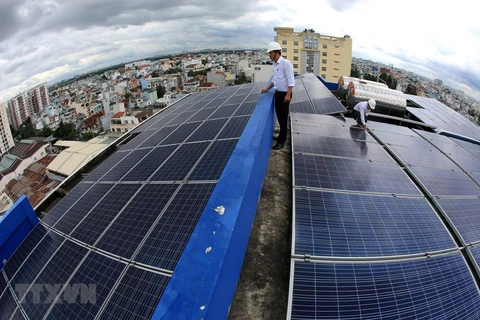 Hệ thống điện Mặt Trời áp mái được lắp đặt trên nóc trụ sở Công ty Điện lực Gò Vấp, Thành phố Hồ Chí Minh. (Ảnh: Ngọc Hà/TTXVN) 