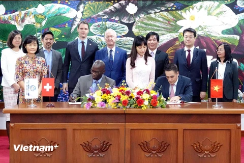 Ký kết Hiệp định viện trợ không hoàn lại cho Dự án “Hỗ trợ kỹ thuật cho dự án Phát triển giao thông xanh thành phố Hồ Chí Minh,” ngày 15/1. (BTC/VietnamPlus+)