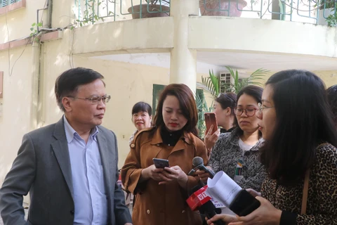 Chuyên gia kinh tế Nguyễn Đình Cung trao đổi với báo chí. (Ảnh: PV/Vietnam+)