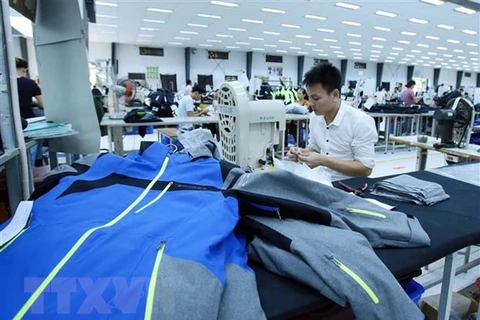 Công nhân sản xuất hàng may mặc tại Công ty Trách nhiệm hữu hạn Kydo (Khu công nghiệp phố nối A, Hưng Yên). (Ảnh: Phạm Kiên/TTXVN)