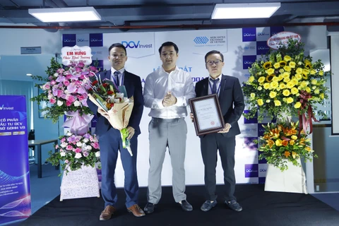 Ông Nguyễn Ngọc Quỳnh, Phó Tổng giám đốc thường trực MXV trao Chứng nhận thành viên kinh doanh cho Công ty cổ phần tư vấn đầu tư DCV. (Ảnh: PV/Vietnam+) 