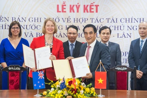 Việt Nam và New Zealand ký Biên bản ghi nhớ hợp tác tài chính, ngày 23/7. (Ảnh: Vietnam+)