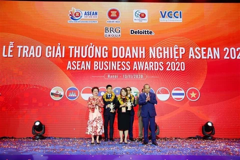 Lễ trao giải Doanh nghiệp ASEAN-2020 (ASEAN Business Awards, ABA) trong khuôn khổ Hội nghị Thượng đỉnh Kinh doanh và Đầu tư ASEAN diễn ra từ ngày 12-15/11, tại Việt Nam. (Ảnh: Vietnam+)