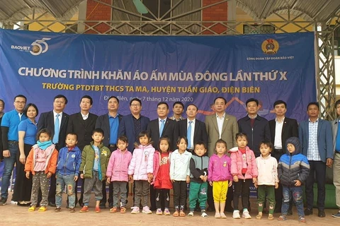 Tập đoàn Bảo Việt triển khai chương trình Khăn áo ấm mùa đông tại Điện Biên năm 2020. (Ảnh: Vietnam+)