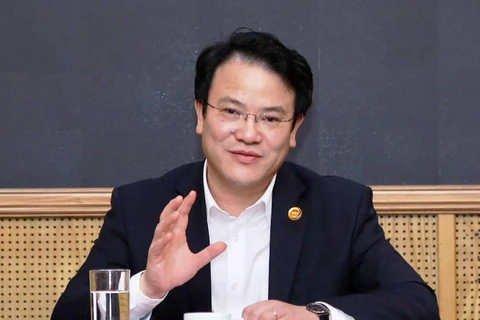 Thứ trưởng Bộ Kế hoạch Đầu tư Trần Quốc Phương trả lời phỏng vấn báo chí. (Ảnh: Vietnam+)