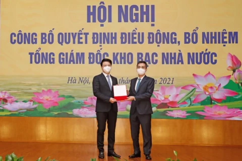 Thứ trưởng Võ Thành Hưng trao Quyết định điều động, bổ nhiệm Tổng Giám đốc Kho bạc Nhà nước đối với ông Trần Quân, ngày 10/8. (Ảnh: BTC)