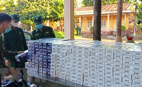 Các chiến sỹ thuộc Đồn Biên phòng cửa khẩu quốc tế Xa Mát kiểm đếm số thuốc lá điếu ngoại nhập lậu vừa thu giữ. (Ảnh: Thanh Tân/TTXVN)