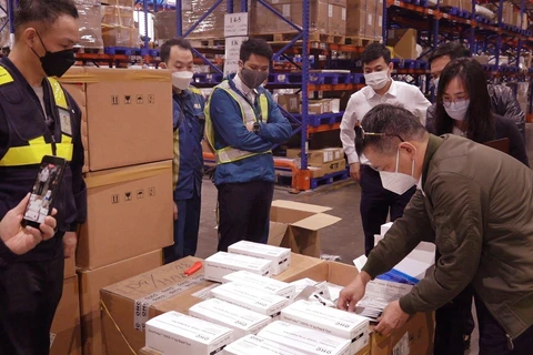 Cục Điều tra chống buôn lậu đã khám xét phát hiện hơn 85.000 test nhanh COVID-19 các loại có xuất xứ Hàn Quốc, trị giá ước tính trên 8 tỷ đồng. (Ảnh: CTV/Vietnam+)