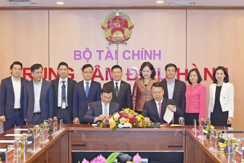 Việc ký kết này đã cụ thể hóa các nội dung hợp tác giữa hai cơ quan theo Quy chế phối hợp công tác và trao đổi thông tin giữa Bộ Tài chính và Ngân hàng Nhà nước Việt Nam năm 2012. (Ảnh: CTV/Vietnam+)