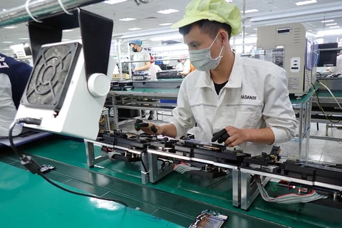 Công nhân Công ty TNHH Handanbi Vina lắp ráp linh kiện điện thoại tại KCN Điềm Thụy, tỉnh Thái Nguyên. (Ảnh: Anh Tuấn/TTXVN)