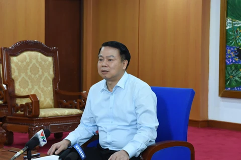Thứ trưởng Bộ Tài chính Nguyễn Đức Chi trao đổi với báo chí, ngày 18/5. (Ảnh: Vietnam+)