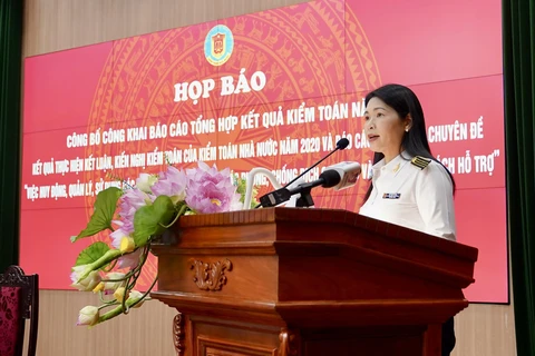 Bà Hà Thị Mỹ Dung, Phó Tổng Kiểm toán Nhà nước phát biểu tại chương trình họp báo, ngày 1/7. (Ảnh: Vietnam+)