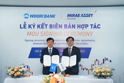 Công ty cổ phẩn Chứng khoán Mirae Asset và Ngân hàng Woori Việt Nam ký thỏa thuận hợp tác, ngày 16/9. (Ảnh: Vietnam+)