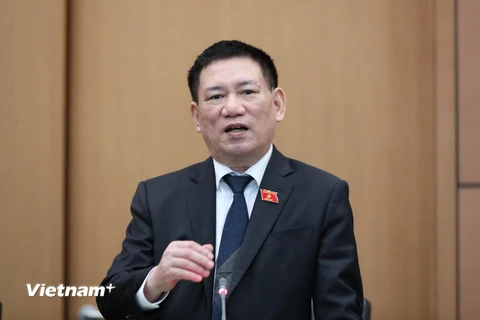 Bộ trưởng Bộ Tài chính Hồ Đức Phớc trao đổi về công tác triển khai các nhiệm vụ của Bộ trong năm 2023. (Ảnh: Vietnam+)