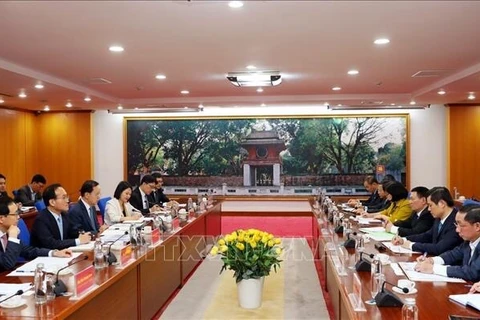 Bộ trưởng Bộ Tài chính Hồ Đức Phớc có cuộc làm việc với ông Park Hark Kyu, Tổng giám đốc Tập đoàn Samsung Electronics. (Ảnh: Phạm Hậu/TTXVN)