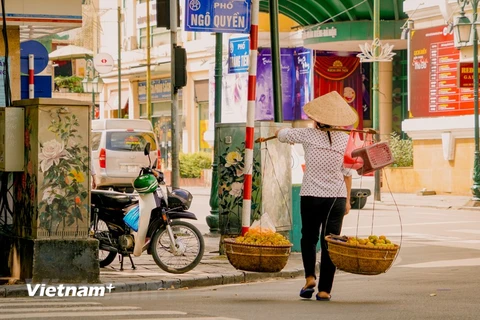 Tọa đàm về đổi mới thể chế kinh tế tại Việt Nam, hướng tới nước có thu nhập trung bình cao trước năm 2030, do Trường đại học Kinh tế Quốc dân tổ chức, ngày 1/3. (Ảnh: Vietnam+)
